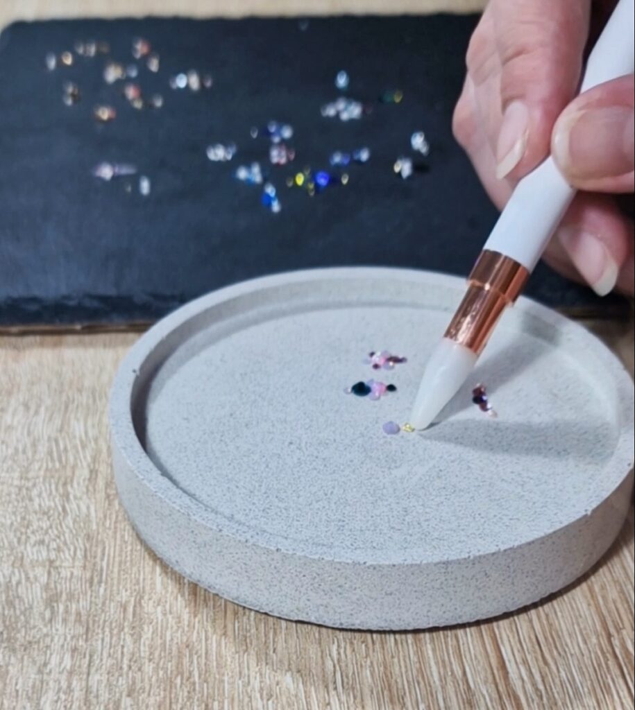 création de bijoux pour ongles à partir de strass